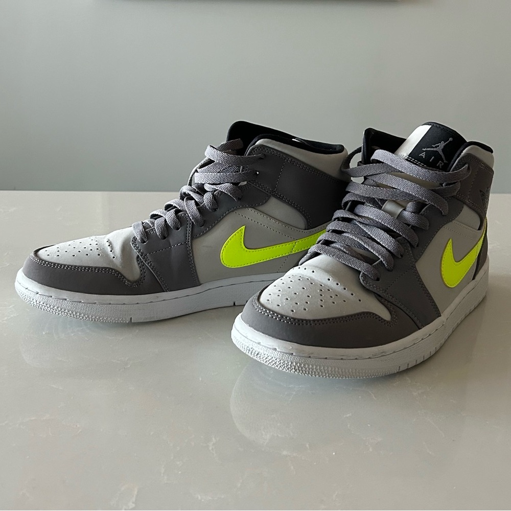 NIKE Air Jordan 1 Mid 'Gunsmoke Volt' - Picture 10 of 12